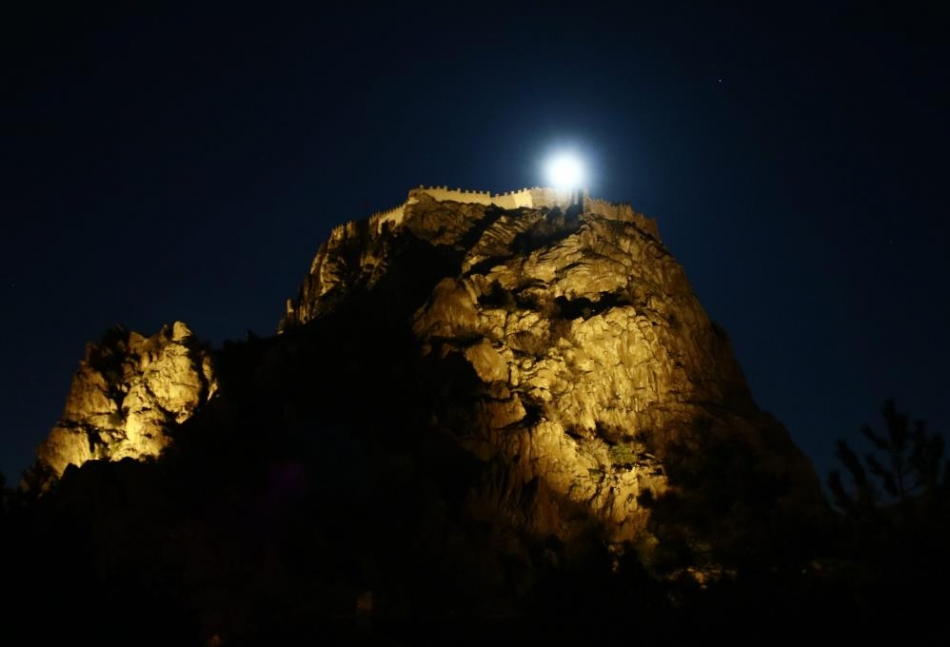 Afyon Kalesi üzerinde, “Süper Pembe Ay”lı görsel şölen